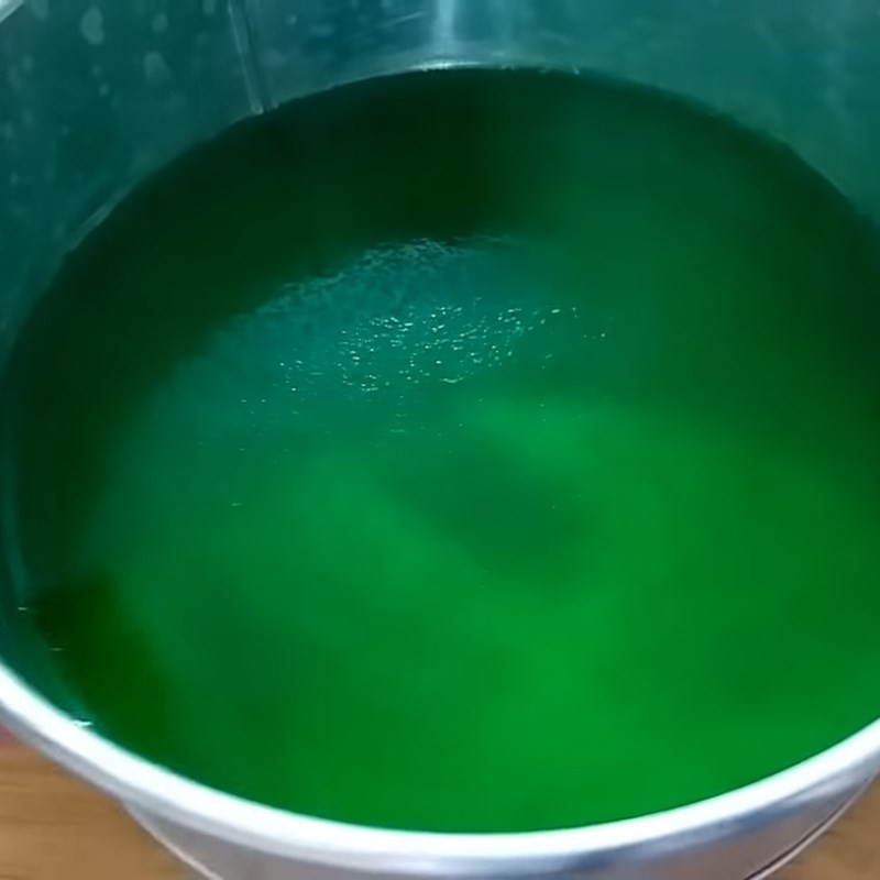 Cắt thạch lá dứa thành từng miếng nhỏ