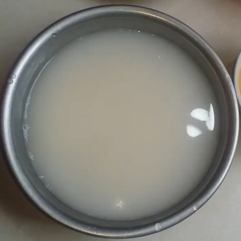 Gạo và đậu xanh đang được ngâm chuẩn bị nấu cháo cá trắm