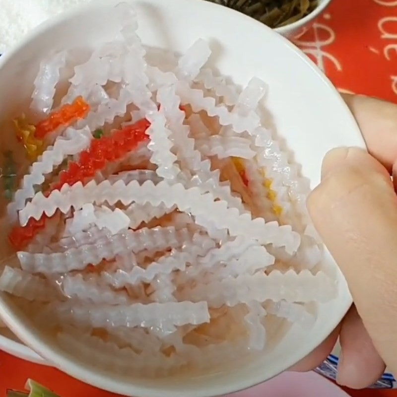 Ướp thịt băm để nấu canh rau càng cua thêm đậm đà.