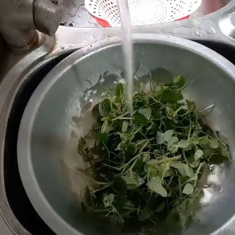 Thịt bò thái lát mỏng, chuẩn bị cho cách nấu rau càng cua với thịt bò.