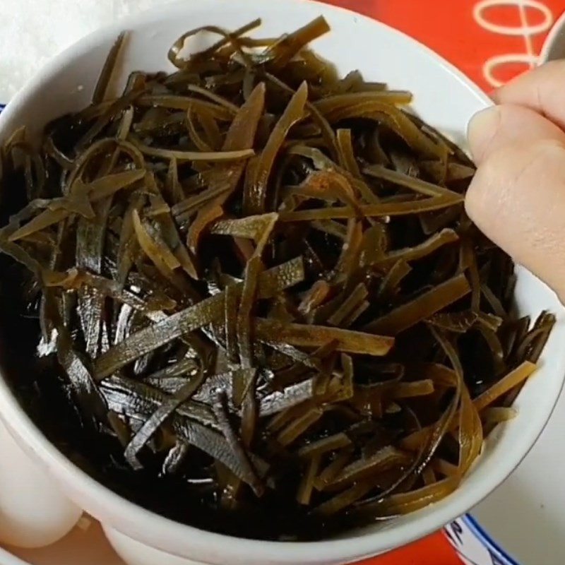 Sơ chế rau càng cua tươi: nhặt bỏ lá úa và rễ già.