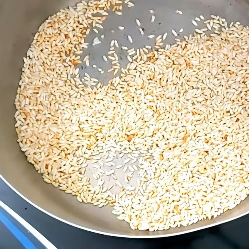 Gạo đang được rang để nấu cháo huyết