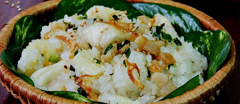Quy trình nấu xôi sắn bằng nồi cơm điện rất đơn giản, chỉ cần canh chỉnh lượng nước phù hợp để xôi dẻo ngon.