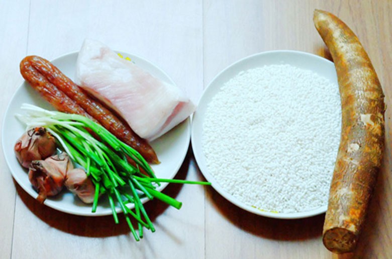 Để có món xôi sắn mặn hấp dẫn, không thể thiếu các nguyên liệu ăn kèm như hành phi, lạp xưởng, tóp mỡ.