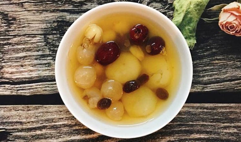 Thành phẩm chè củ năng hạt sen táo đỏ đẹp mắt