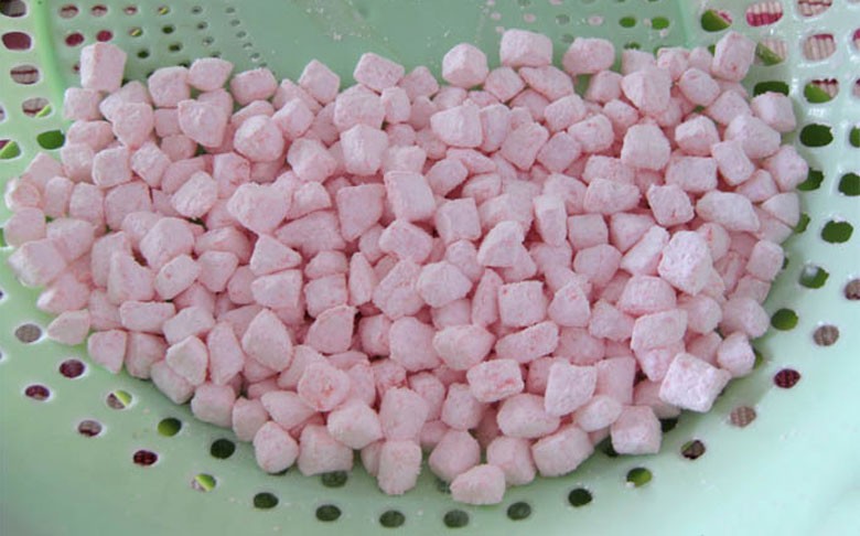 Áo bột cho củ năng chuẩn bị làm chè củ năng lá dứa