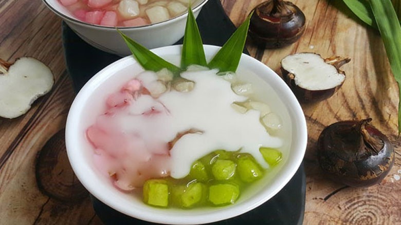 Thành phẩm chè củ năng lá dứa đẹp mắt