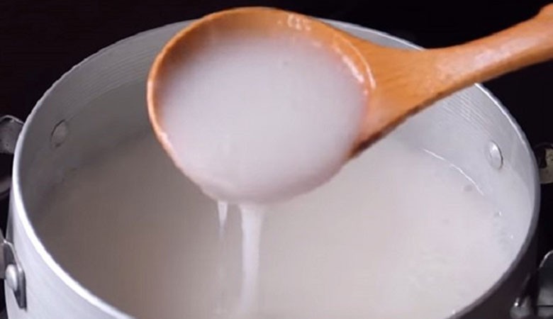 Nấu nước cốt dừa sánh mịn, thơm béo để ăn kèm món chè sương sáo
