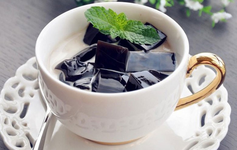 Ly chè sương sáo hoàn chỉnh với thạch đen, nước cốt dừa và đá bào mát lạnh