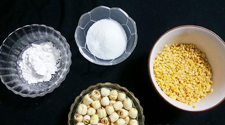Chuẩn bị nguyên liệu cho công thức nấu chè đậu xanh hạt sen bổ dưỡng