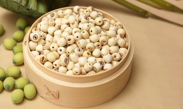 Hình ảnh minh họa cách chọn nguyên liệu khô chất lượng cho món chè củ năng củ sen