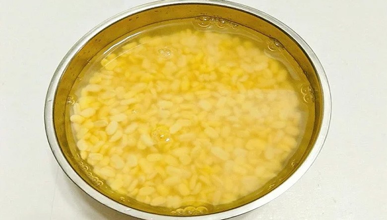 Sơ chế cốm và đậu xanh, những bước quan trọng trong cách nấu chè cốm dẻo.