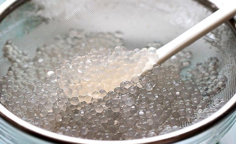 Các bước sơ chế bí đỏ và hạt sen trước khi bắt đầu nấu chè