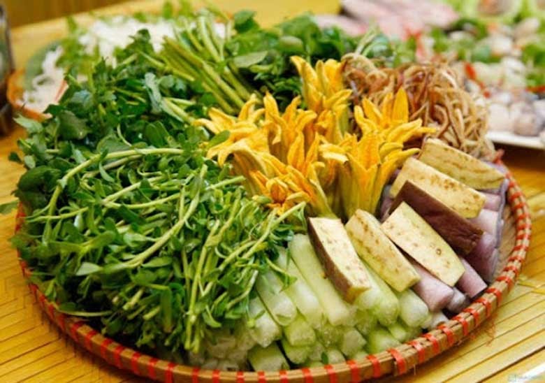 Quy trình sơ chế nguyên liệu sạch sẽ cho món lẩu mắm chay ngon, bao gồm cắt cà tím và làm sạch các loại nấm
