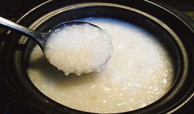 Mẹo vặt cách nấu cháo sánh đặc: Khuấy cháo nhẹ nhàng để giữ độ sánh mịn