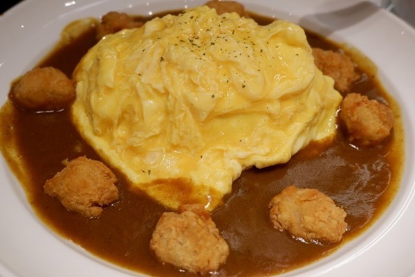 Món cơm cà ri Nhật trứng Omurice hấp dẫn, kết hợp sốt cà ri sánh mịn và trứng ốp la mềm mượt