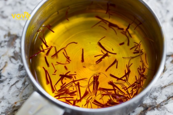 Ngâm nghệ tây trong nước sôi