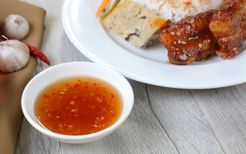 Nước mắm chua ngọt đặc trưng, điểm xuyết ớt và tỏi băm, không thể thiếu khi ăn cơm tấm