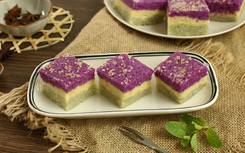 Thành phẩm món xôi vị ba màu sau khi cắt