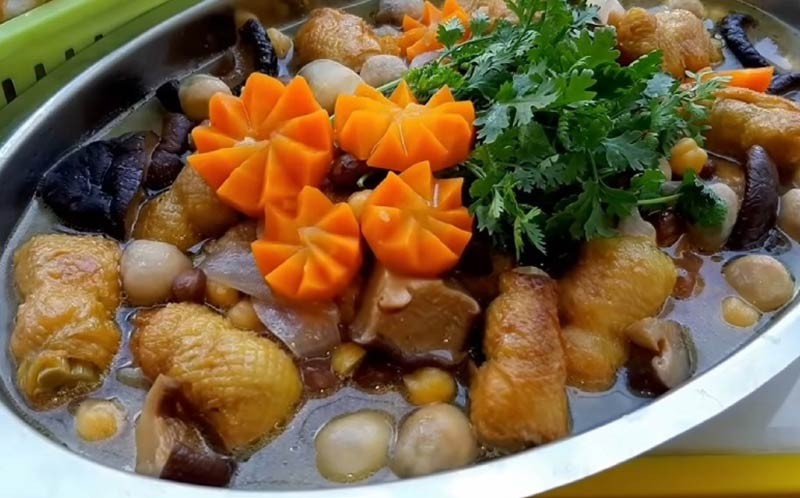 Món gà nấu nấm nóng hổi, thơm lừng với nước dùng sánh mịn và đầy đủ dinh dưỡng