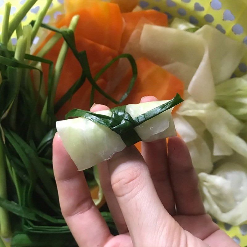 Cuộn rau củ và bó đòn chay thành từng cuộn nhỏ xinh