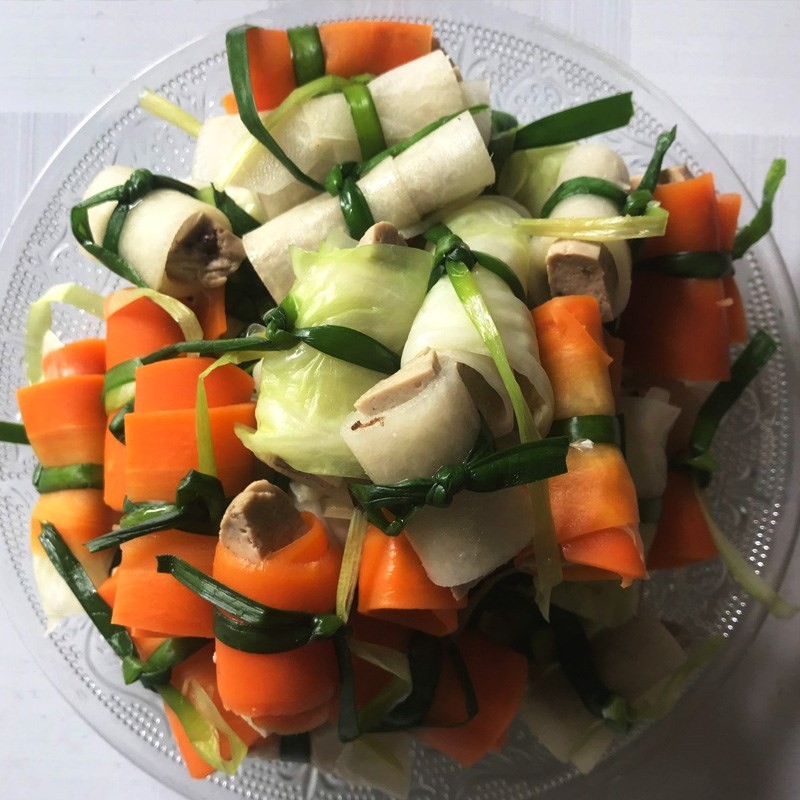 Các cuộn cù lao chay đã được buộc chặt bằng lá hẹ