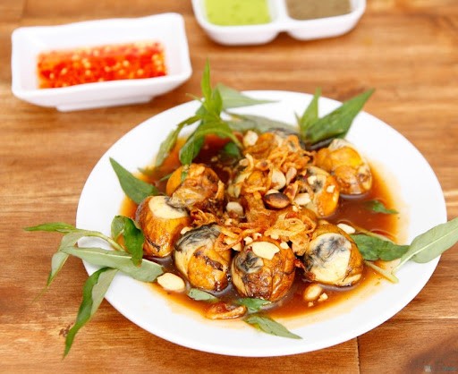 Món trứng cút xào me truyền thống vừa chế biến xong, sẵn sàng thưởng thức