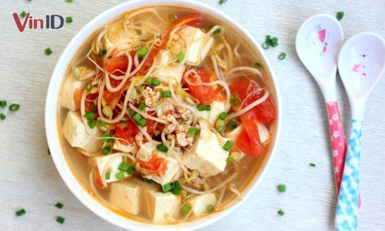 Cách nấu canh giá đỗ: Canh giá đỗ cà chua với màu sắc tươi sáng, vị chua ngọt hài hòa.