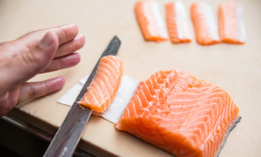 Cần biết cách phi lê cá hồi đúng kỹ thuật để có miếng thịt đẹp nấu cháo cá hồi