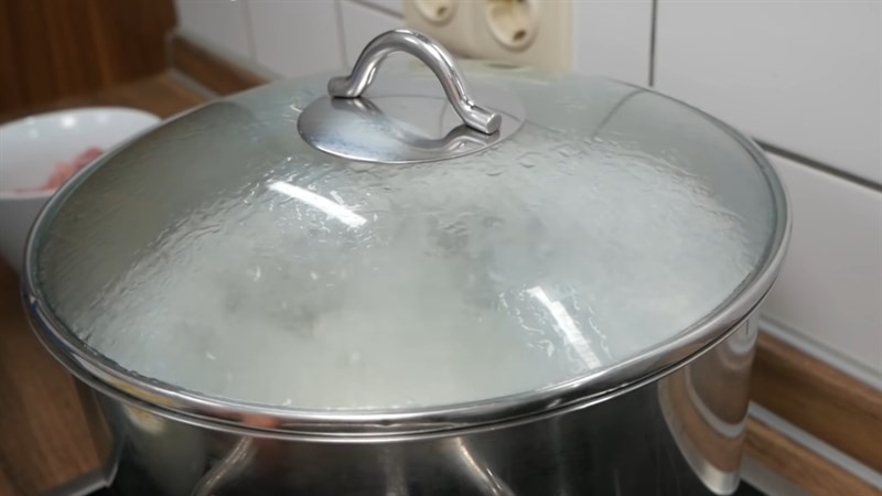 Nồi cháo đậy nắp