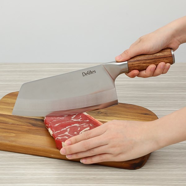 Dao chặt inox giúp sơ chế nguyên liệu nấu rau càng cua nhanh chóng.