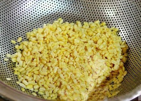 Đậu xanh được ngâm nước trước khi nấu để nhanh mềm