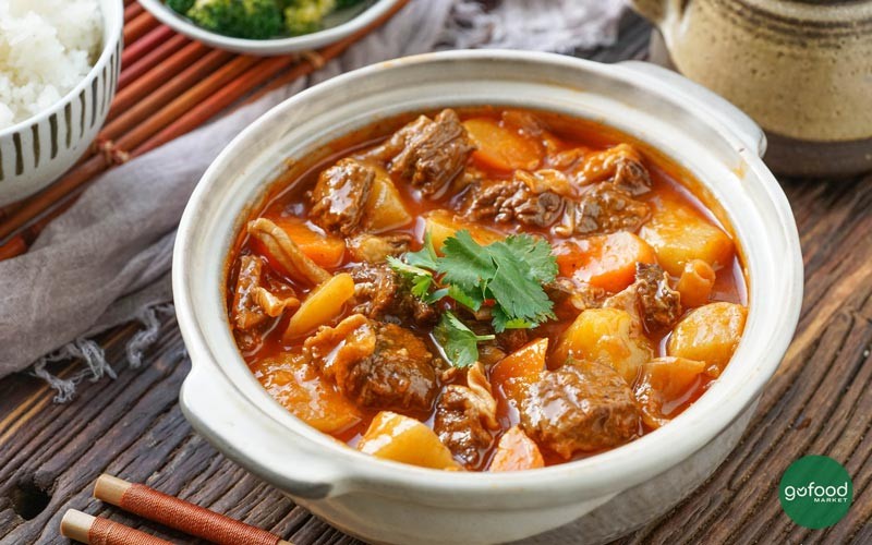 Món sườn bò sốt vang hoàn thành thơm lừng nóng hổi