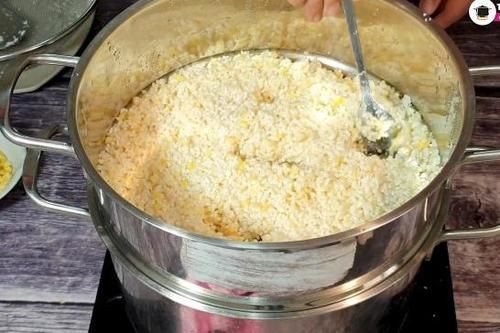 Đồ xôi nếp tơi xốp, chuẩn bị cho món xôi vò ăn kèm chè