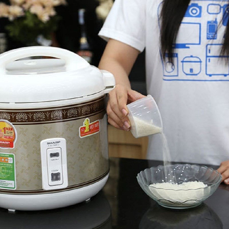Đong gạo chính xác bằng cốc chuyên dụng của nồi cơm điện.