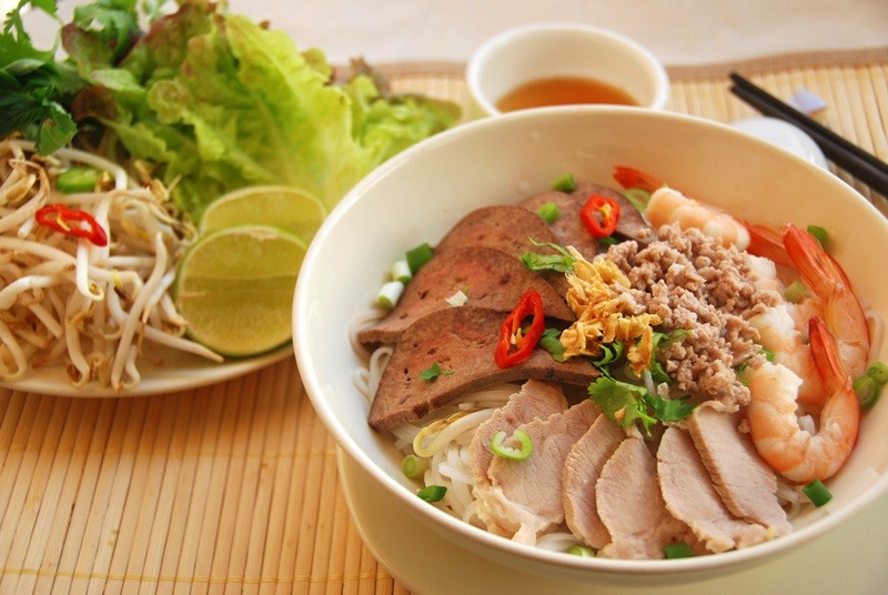 Tô hủ tiếu miền Nam hoàn chỉnh bày trí đẹp mắt cùng rau sống tươi