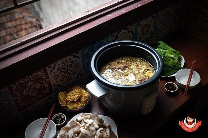 Thành phẩm lẩu bò Ba Toa tự nấu, sẵn sàng thưởng thức cùng rau và mì trứng