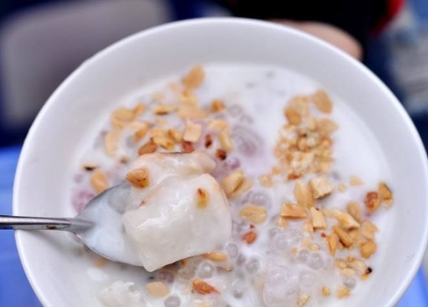 Bát chè khoai sọ với nếp dẻo bùi, rắc lạc rang và dừa sợi