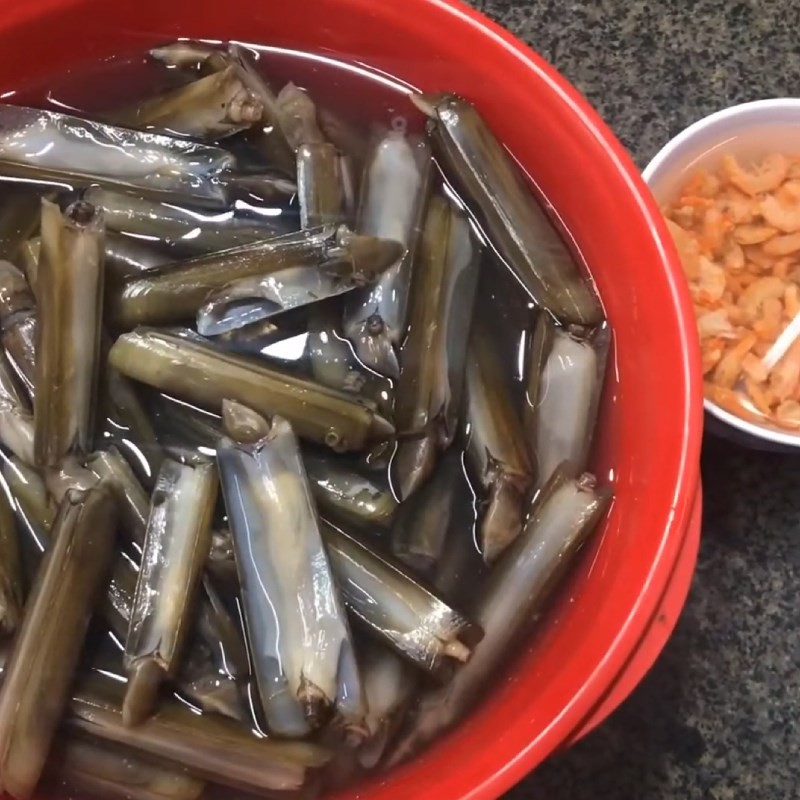 Sơ chế ốc móng tay và tôm khô cho món cháo