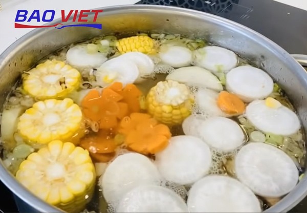 Nồi nước dùng phở chay đang sôi, hầm các loại rau củ