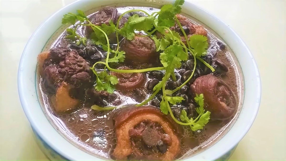 Món giò heo hầm đậu đen – một biến tấu hấp dẫn trong cách nấu giò hầm đậu đen
