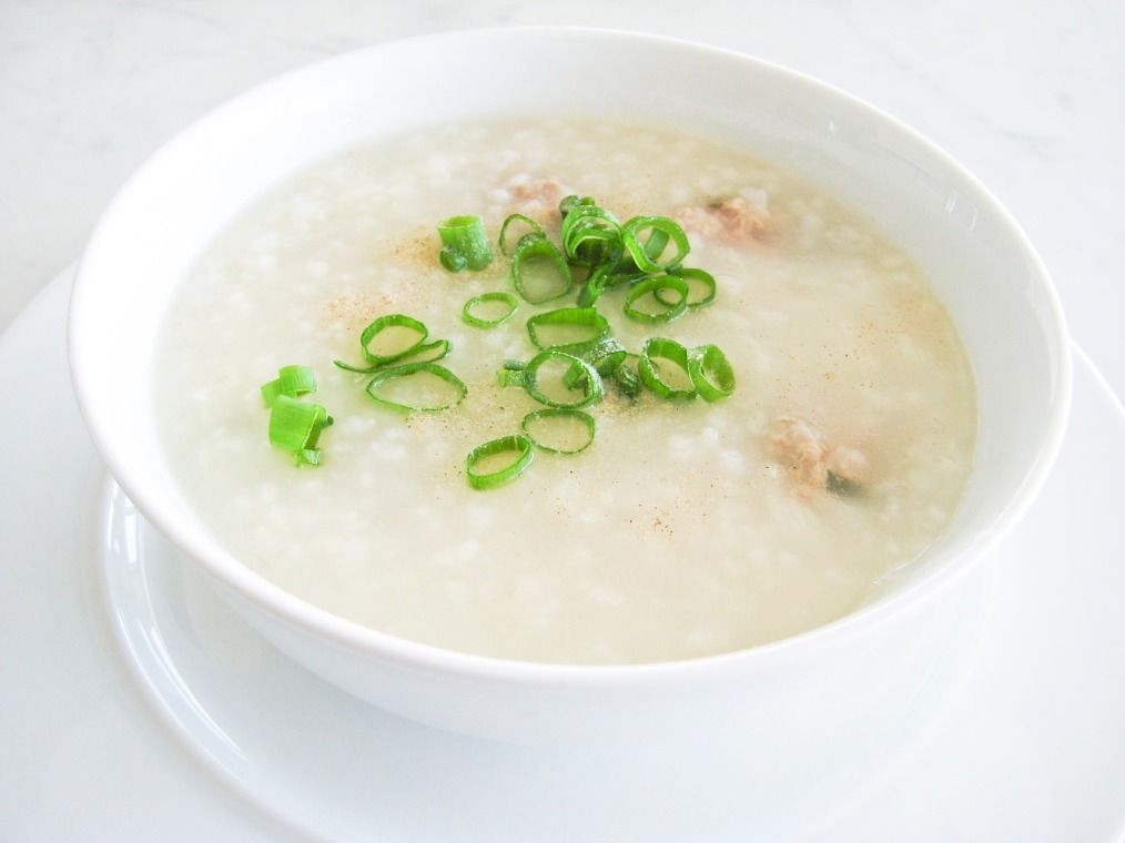 Bát cháo thịt lợn bằm nhuyễn thơm ngon cho bé ăn dặm, phù hợp cho bữa ăn tiện lợi