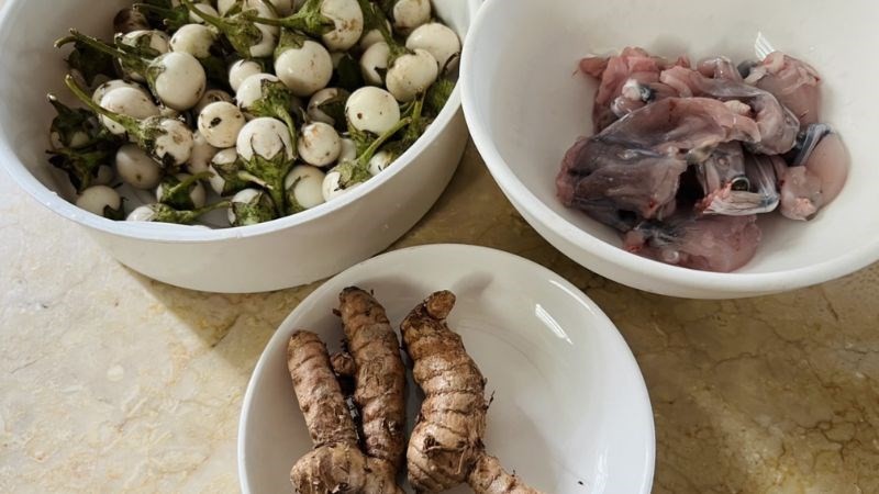 Nguyên liệu chuẩn bị cho công thức ếch om cà pháo với củ nén