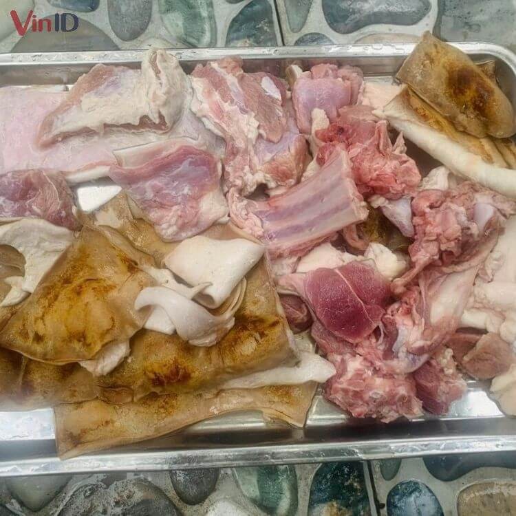 Công đoạn thui da dê để khử mùi hôi, tạo màu vàng nâu hấp dẫn