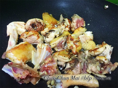 Kho gà với nước dừa tươi và rau răm