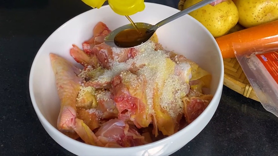 Ướp thịt gà cho món pate bánh mì