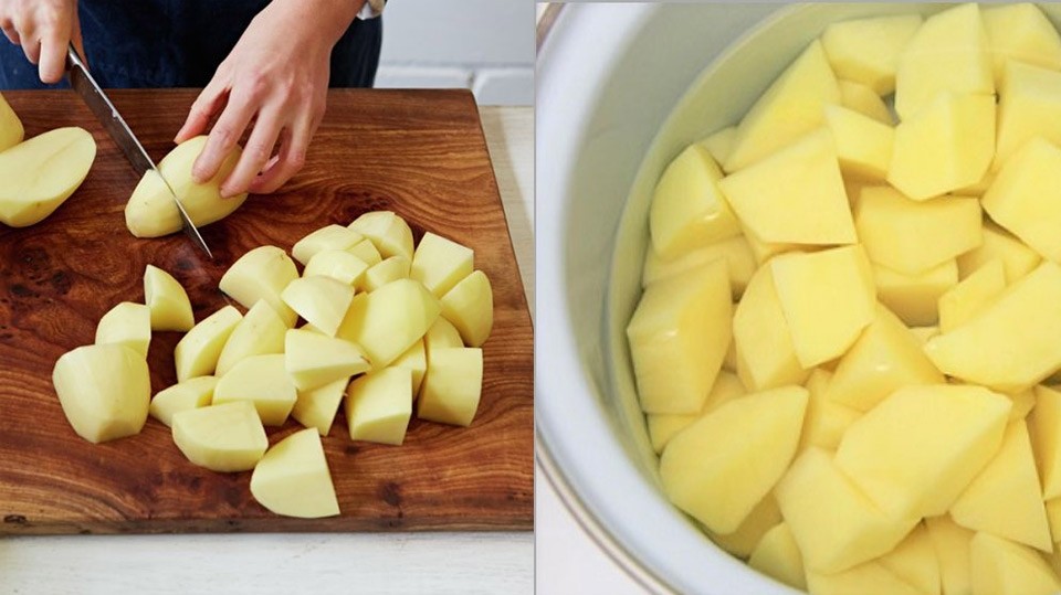Ngâm khoai tây trong nước muối để không bị thâm và nát khi nấu pate bánh mì