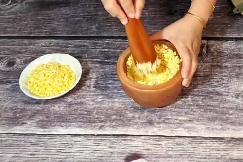 Giã nhuyễn đậu xanh đã đồ chín để làm chè hoặc xôi vò
