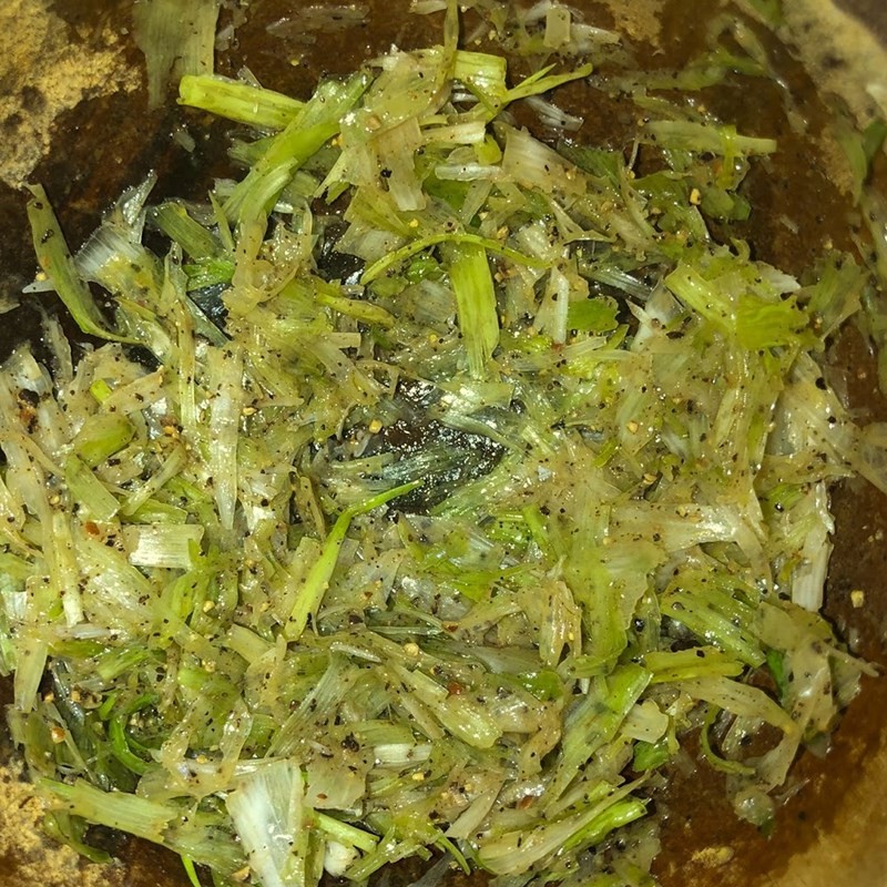 Hỗn hợp hành tím và tiêu đã được giã nhuyễn, sẵn sàng để ướp cháo