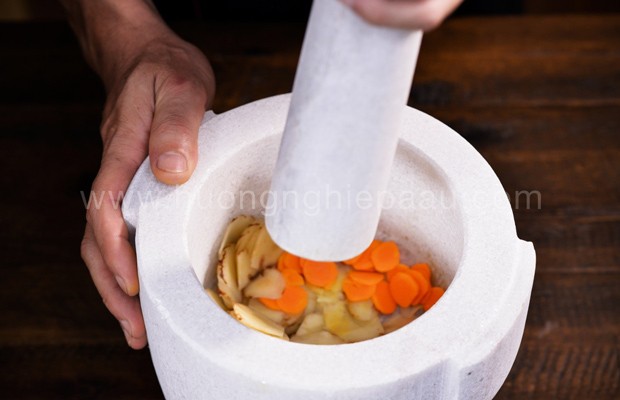 Giã nhuyễn nghệ tươi và riềng sả chuẩn bị ướp chân giò giả cầy